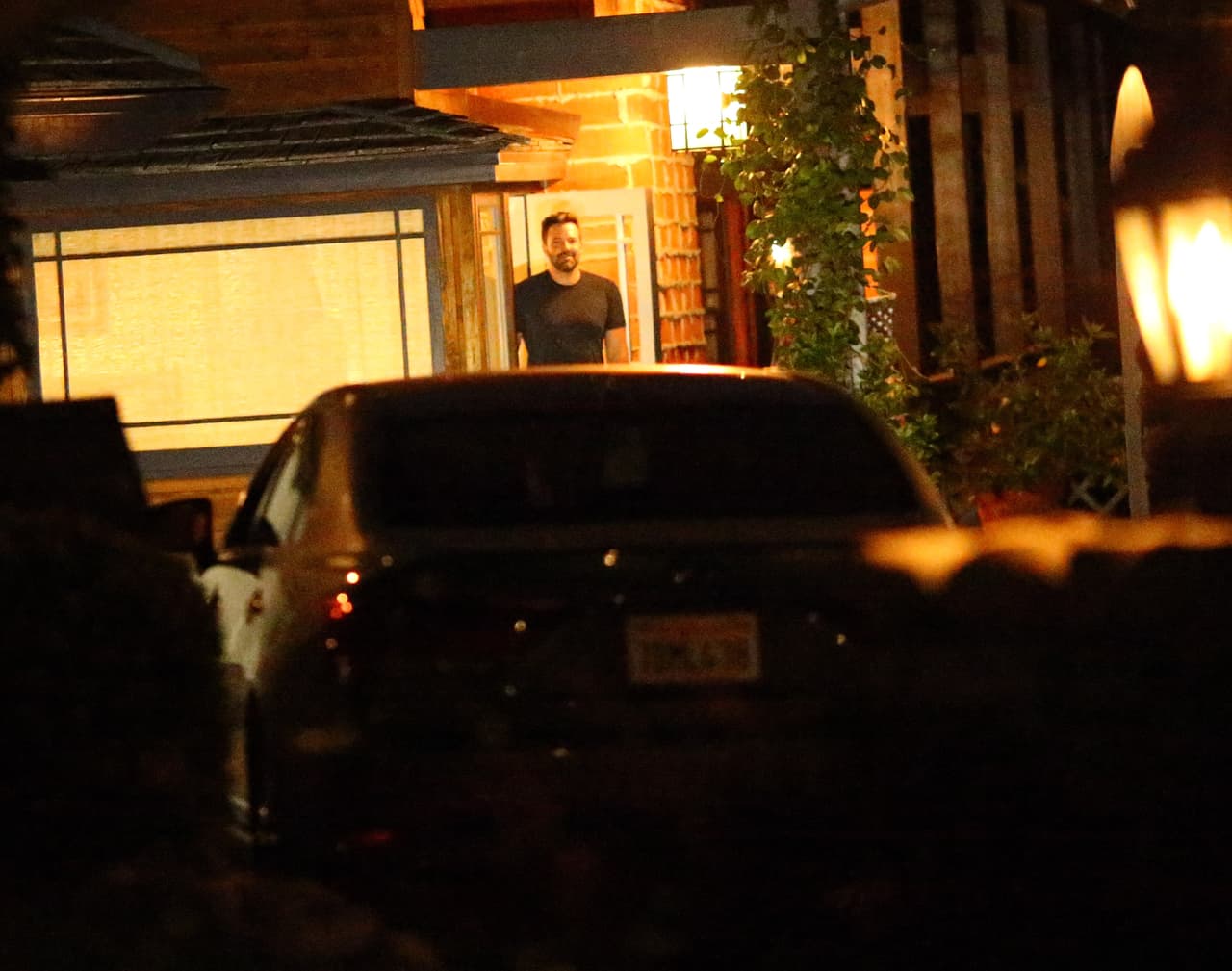 Ben esperaba a la nana en la entrada de su residencia.