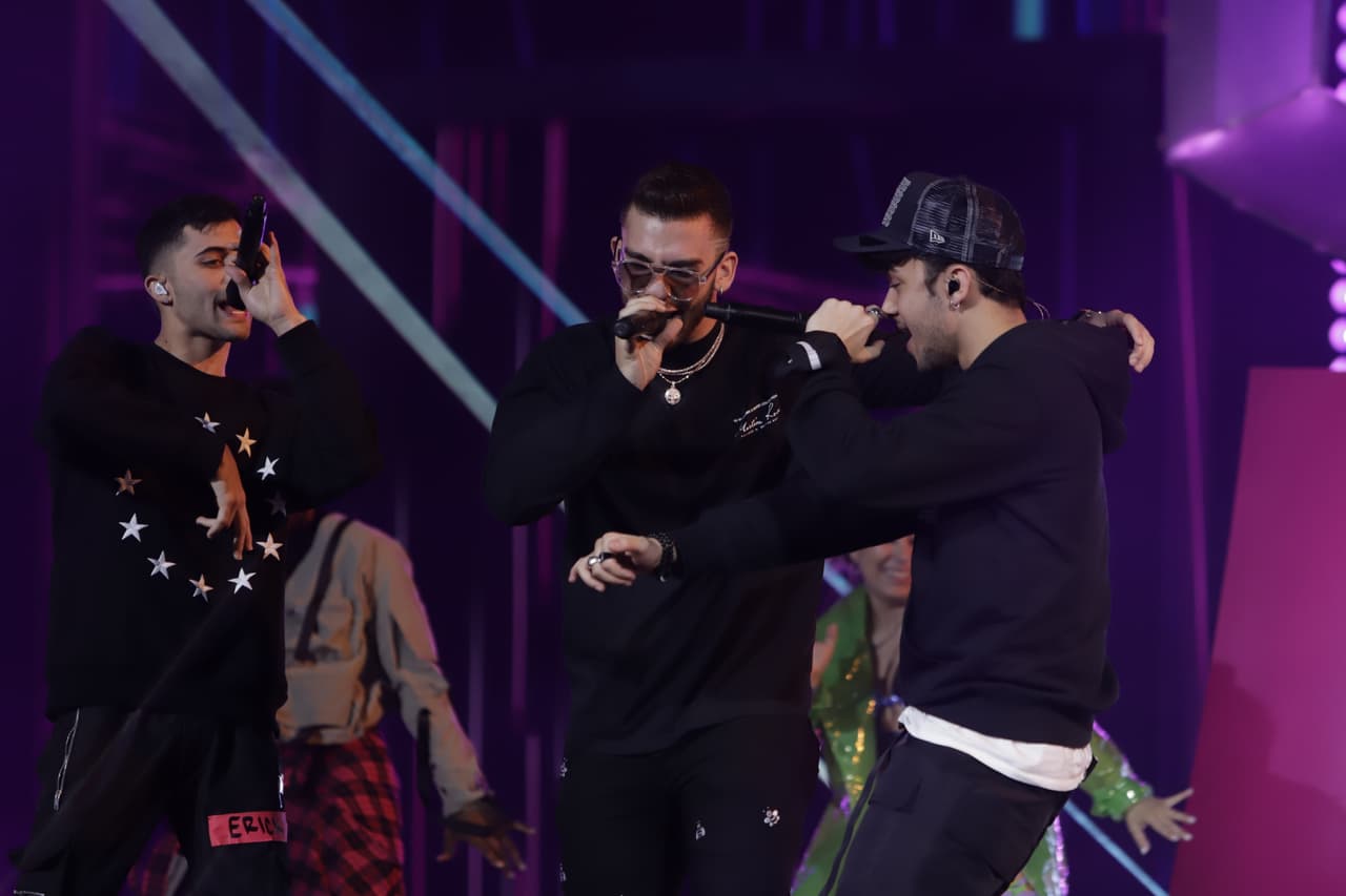 La banda que tiene dos nominaciones a PLN, viene a estrenar en televisión de su sencillo ‘Pegao‘ con el colombiano Manuel Turizo. Por lo que mostraron en la tarima esta tarde, su presentación sacará chispas del escenario por su dinamismo y luminosidad.