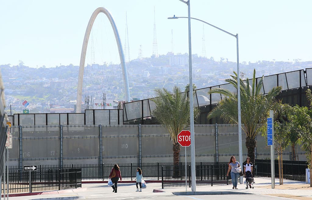 Una legisladora busca que Nueva York rechace a empresas que participen en el muro