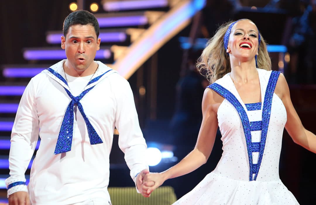 Bobby bailó la canción 'Do you love me', haciendo gala de sus característicos gestos.