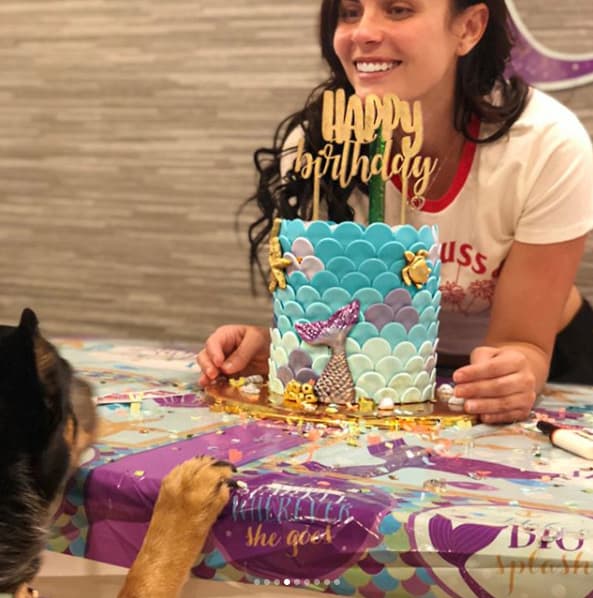 Laura eligió el tema de sirenas para su pastel porque "ama el mar y porque tienen aqua, morado y blanco, sus colores favoritos".