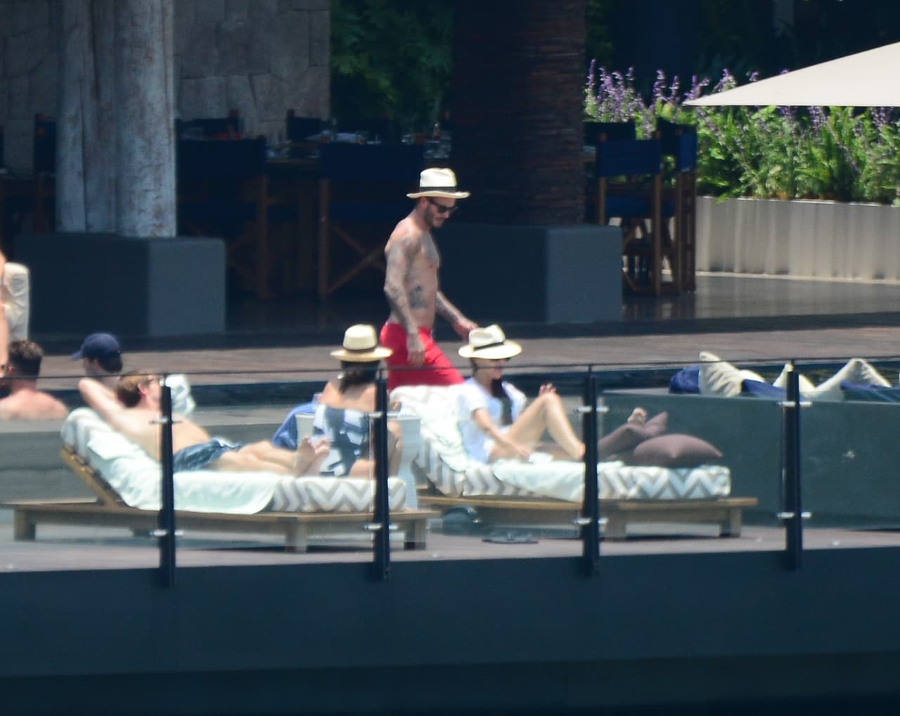 A la orilla de la alberca pudimos ver a David y Victoria Beckham.