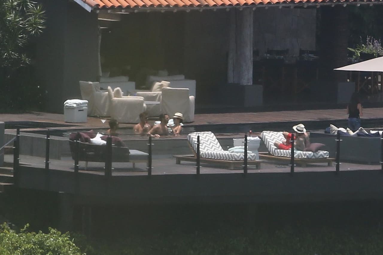 La famosa pareja también dejó de lado el glamour para gozar de la piscina.