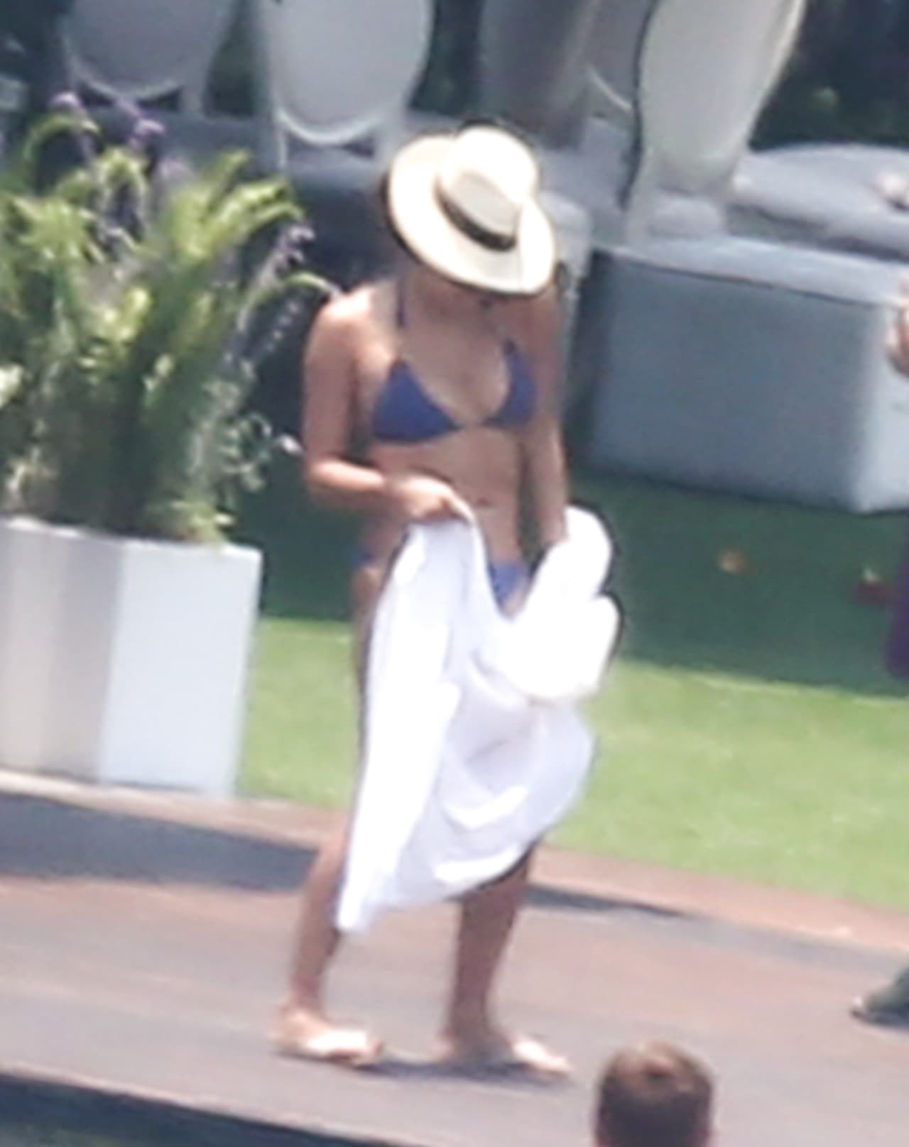 Pero ahora sin su vestido blanco. Eva Longoria siguió de fiesta tras su espectacular boda.