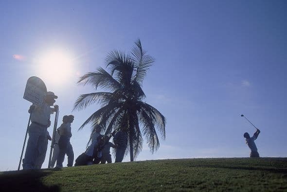 Para viajar de forma temporal al exterior los cubanos necesitan un Permiso de Viaje al Exterior (PVE) (conocido popularmente como "tarjeta blanca").