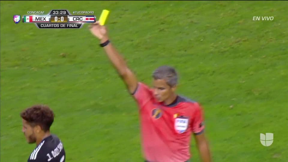 Tarjeta amarilla. El árbitro amonesta a Jonathan dos Santos de Mexico