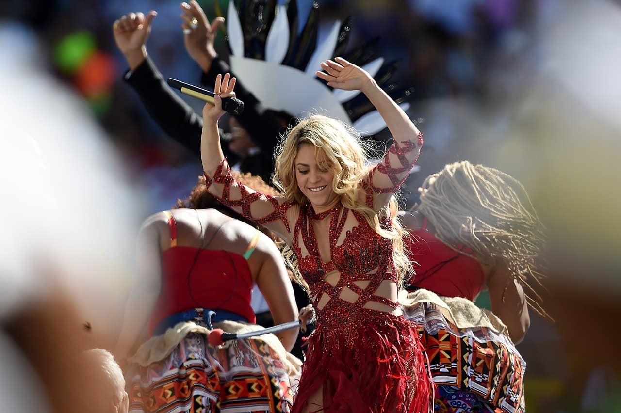 <b>Shakira</b>: pide dos regletas de 110 voltios, baños químicos, luz tenue, dos espejos de cuerpo entero, una mesa de maquillaje, un espejo de maquillaje con focos, una silla, dos sillones de un cuerpo, dos roperos rodantes, una mesa con mantel blanco, una mesa centro, dos lámparas halógenas de pie, kleenex, una hielera y ventilador. ¿Algo más Shakira? 
<br>