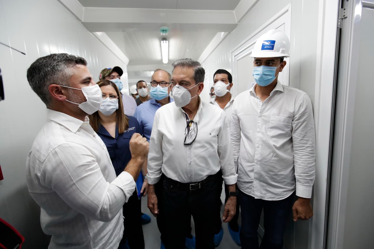 Laurentino Cortizo, presidente de Panamá, durante una visita a un hospital temporal para atender a pacientes con covid-19 instalado en un estacionamiento en Ciudad de Panamá.