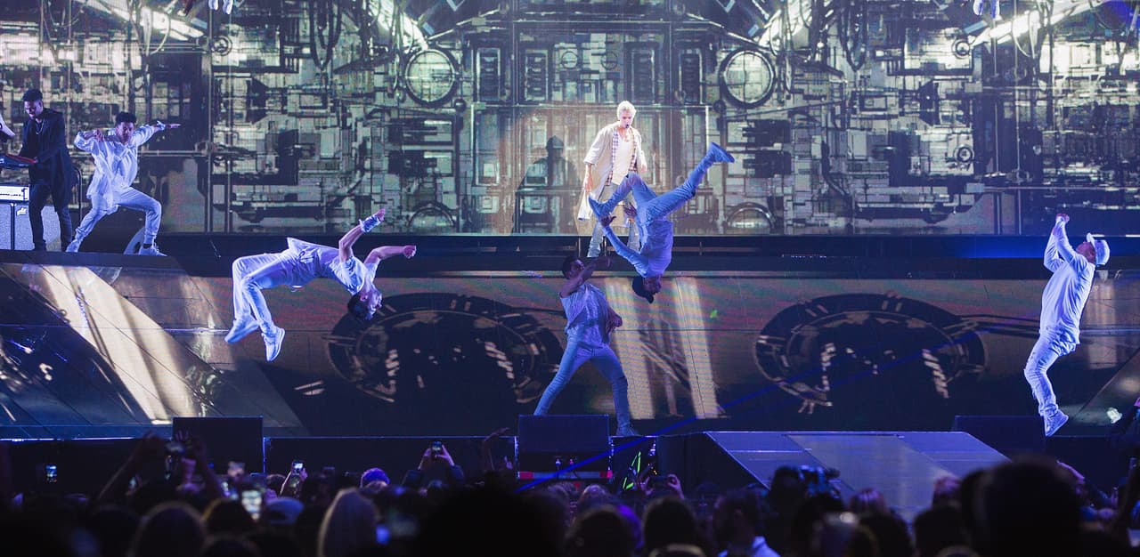 "Obviamente la reparación de los equipos se agregó en la cuenta de su estancia; en este sitio siempre hay gente de alto renombre que viene a usar este estudio, pero nunca nos habían dejado nada dañado", indicó.