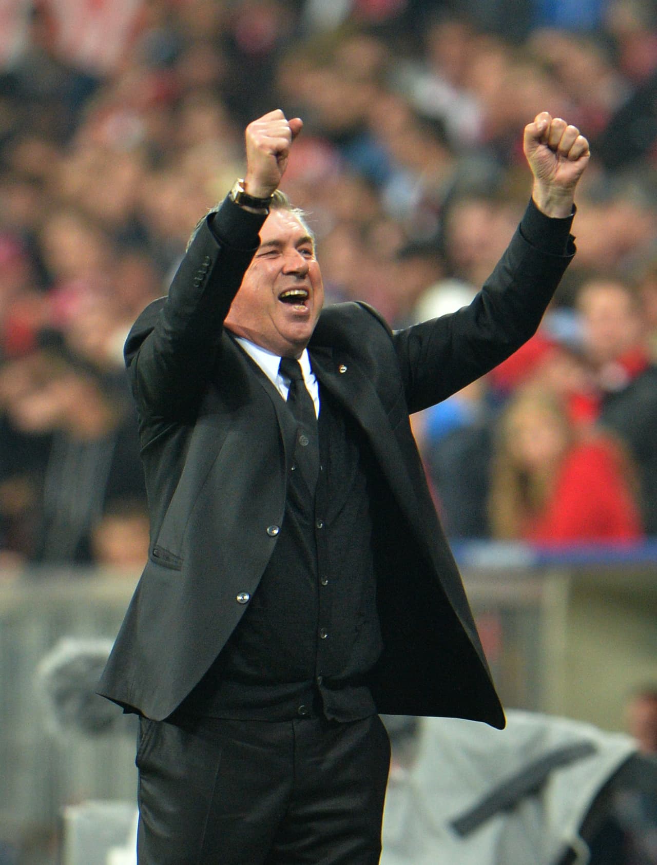 Por su parte, Ancelotti se consagraba como un ídolo del Real Madrid al que abandonaría la siguiente temporada para dirigir a quien era su rival de turno, el Bayern Múnich.