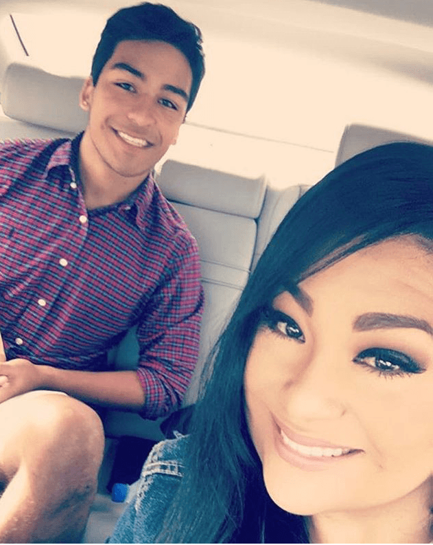 La intención de Jovan al concluir sus estudios es ayudar a Suzette a hacer crecer aún más el emporio de la familia, pues ella es quien maneja todo lo relacionado con la imagen de su tía.