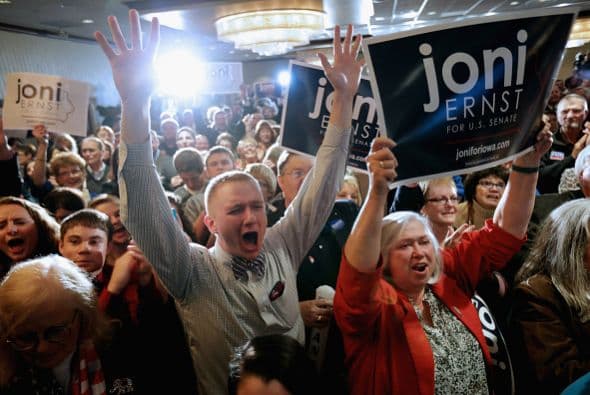 Partidarios de la republicana Joni Ernst, quien ganó un escaño por el Senado, celebran el triunfo de su candidata en Iowa.