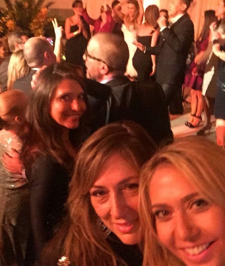 La famosa diseñadora de joyas Lorraine Schwartz, quien fue la encargada de crear las argollas matrimoniales, no paró de bailar.