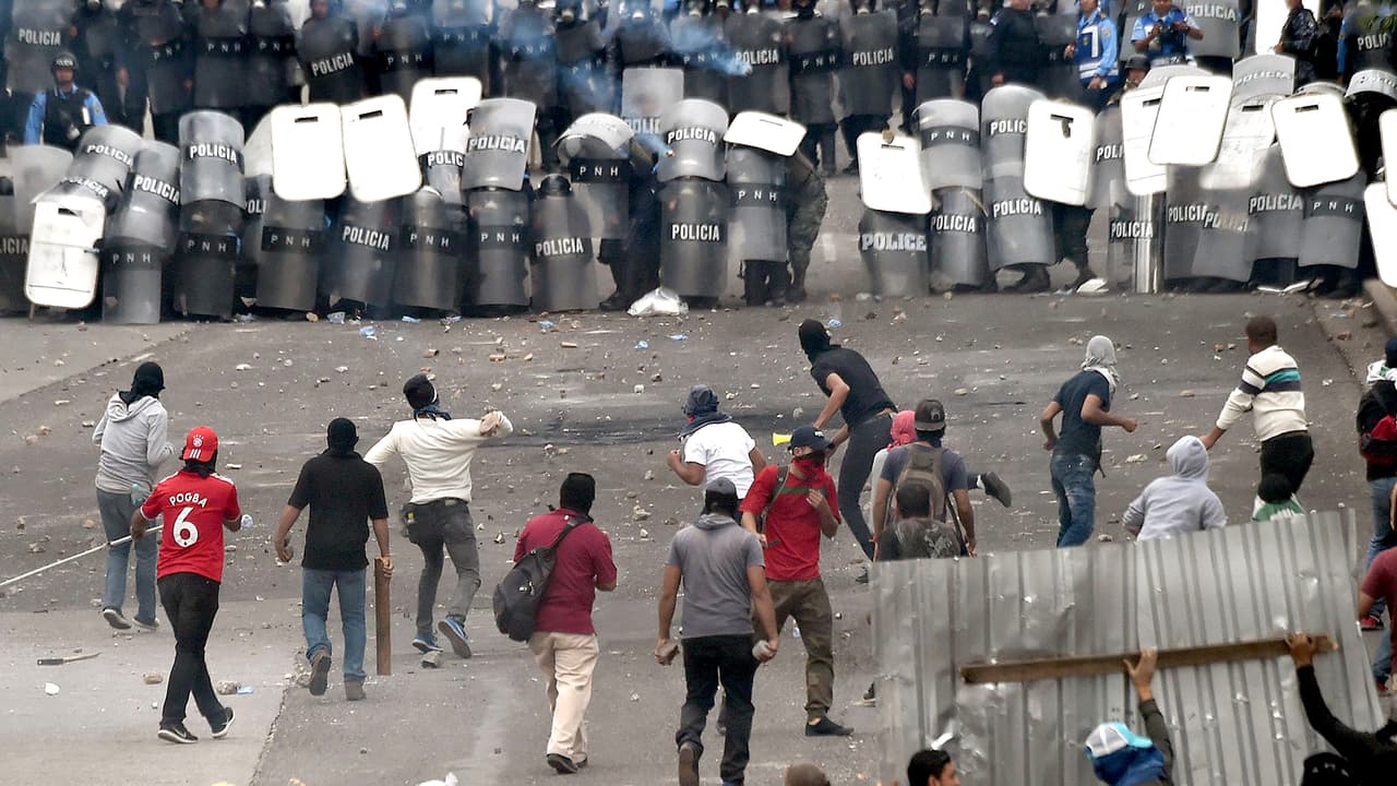 Autoridad electoral de Honduras pospone el anuncio del ganador en las presidenciales, mientras se intensifican las protestas