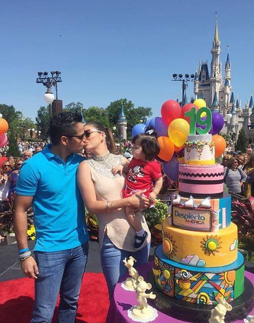 Ana Patricia y su esposo Luis celebrando con un beso el aniversario de Despierta. (Mayo 6, 2016)
