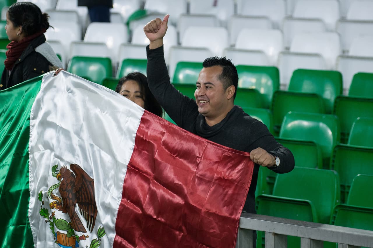 Los fanáticos mexicanos llegaron para darle la bienvenida a su compatriota al club, donde ya milita el también mexicano Andrés Guardado.