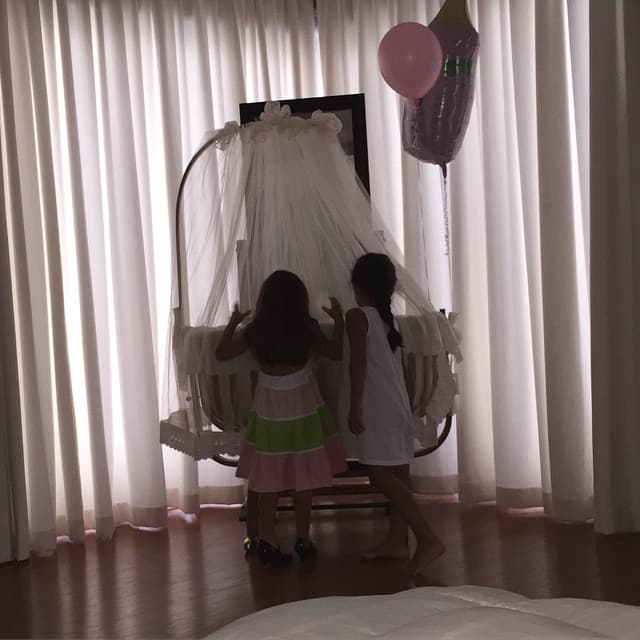 Sus hijas ayudaron a decorar la habitación.