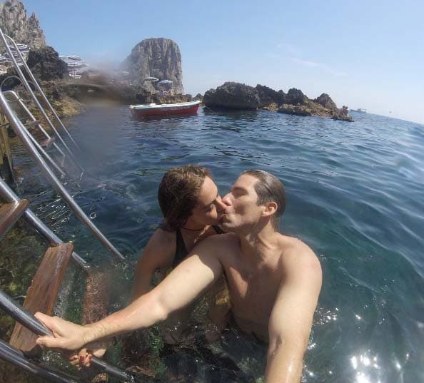 Los tórtolos disfrutan de la isla de Capri, en Italia.