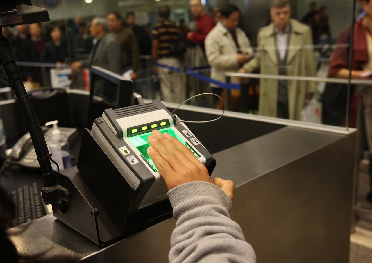 <b>Un Permiso Adelantado</b> te permite viajar de regreso a Estados Unidos sin tener que solicitar una visa. Una compañía de transporte (aerolíneas) podría aceptar un documento de permiso adelantado en lugar de una visa como prueba de que usted está autorizado a viajar a Estados Unidos. Un documento de permiso adelantado no remplaza a su pasaporte. Más sobre el Permiso Adelantado 
<b><a href="https://www.uscis.gov/es/tarjeta-verde%20/documentos-viaje" target="_blank">aquí</a></b>.