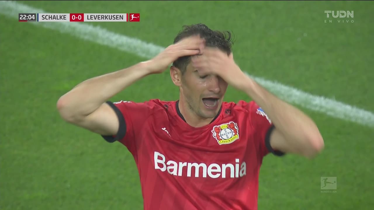 ¡Salva su portería sin ver! Lucas Alario remata de cabeza, pero Kenny desvía el balón