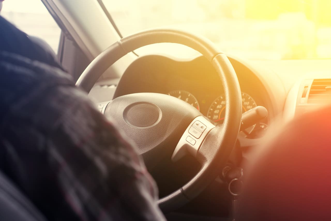 <b>No te quemes los dedos</b>
<br>Es común que al tomar el volante de un auto estacionado al sol se el conductor encuentre un volante hirviente . Para evitarlo, la próxima vez gire el volante a 180 grados justo antes de apagarlo y abandonarlo; así cuando vuelva a encenderlo su parte superior, la zona de mayor uso, habrá estado menos expuesta al sol.