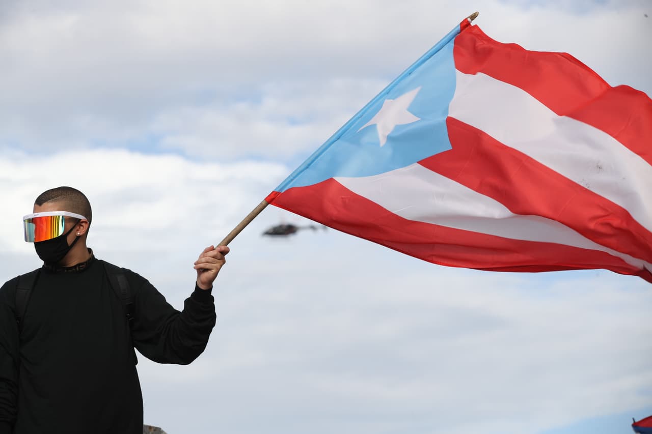 Bad Bunny también alzó una bandera puertorriqueña frente al Capitolio.