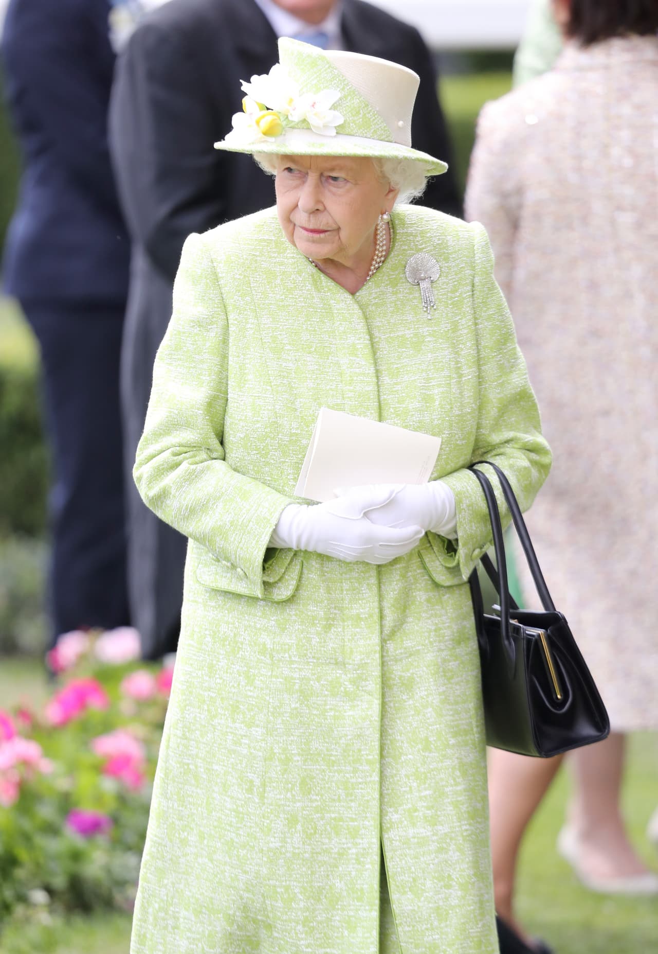 "Ya sea preparándose para una ocasión formal o alegrando el día de su majestad con una broma juguetona, la prioridad de
<b> </b>Angela es servir y apoyar", añadió el portavoz de la editorial a The Sun.