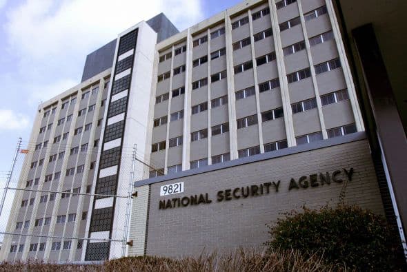 6 de junio: Los diarios 'The Washington Post' y 'The Guardian' informan que la NSA y el FBI han solicitado a nueve gigantes de Internet, entre ellos Microsoft, Yahoo!, Google y Facebook, acceder a sus servidores para vigilar e interceptar comunicaciones de internautas extranjeros fuera de Estados Unidos.