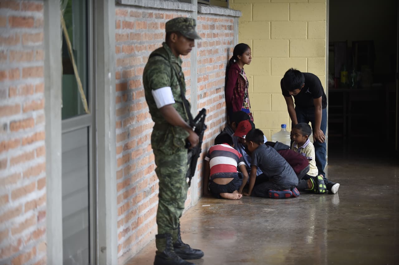 Un refugio protegido por militares en Escuinapa, Jalisco. Un total de 19 municipios, siete de Sinaloa y 12 de Nayarit, fueron declarados en situación de “emergencia extraordinaria” por la Secretaría de Gobernación.