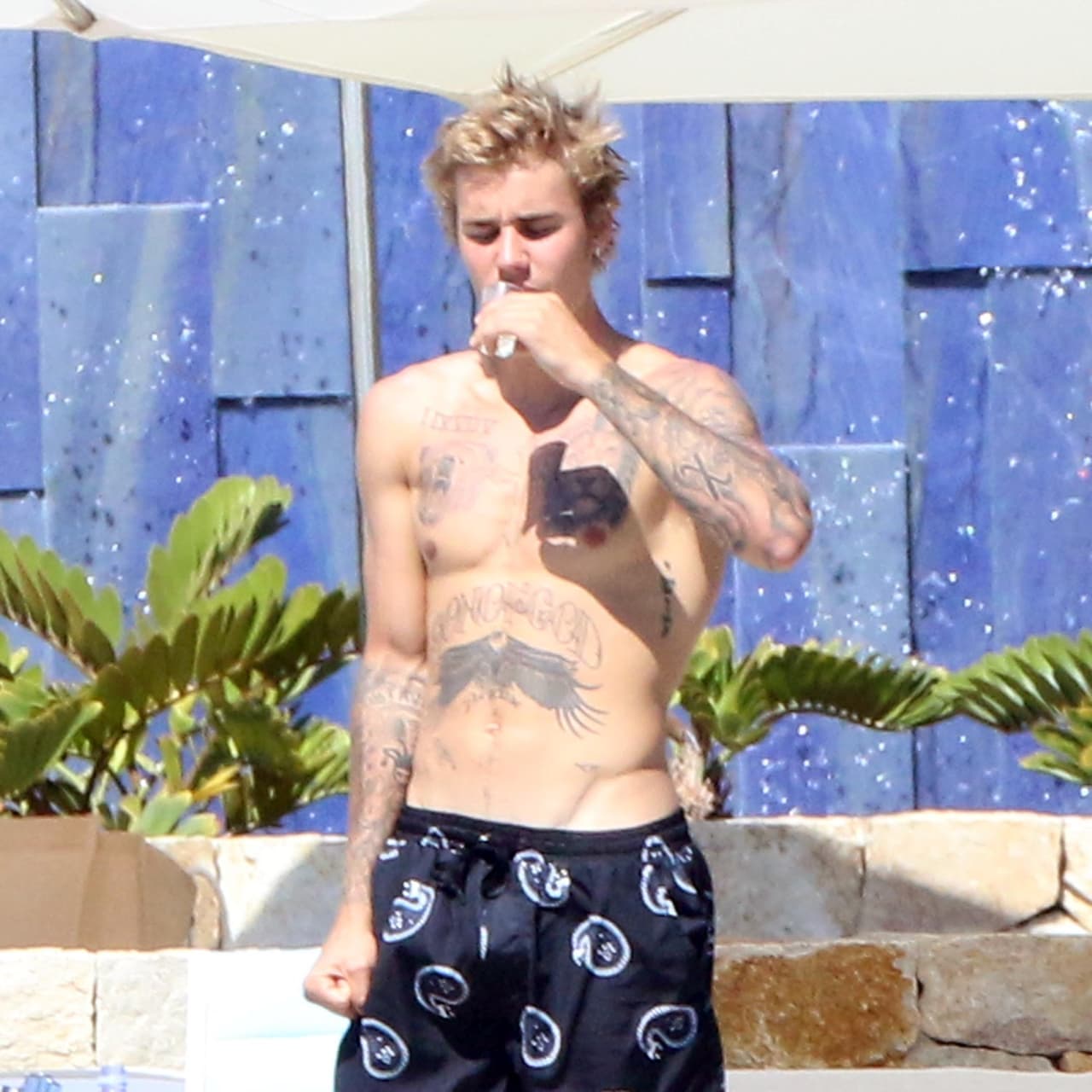 Por si fuera poco el intérprete de 'Sorry' presumió su cuerpo musculoso.