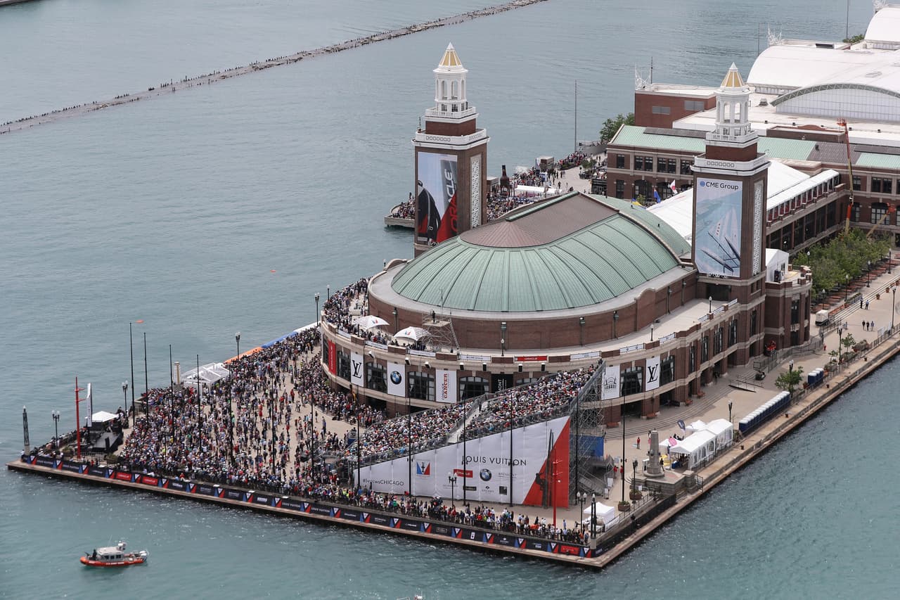 Navy Pier ha operado como una organización independiente sin fines de lucro 501 (c) (3) desde 2011. Aunque la organización mantiene instalaciones en propiedad pública, Navy Pier no recibe dólares de impuestos públicos para cubrir sus costos operativos.