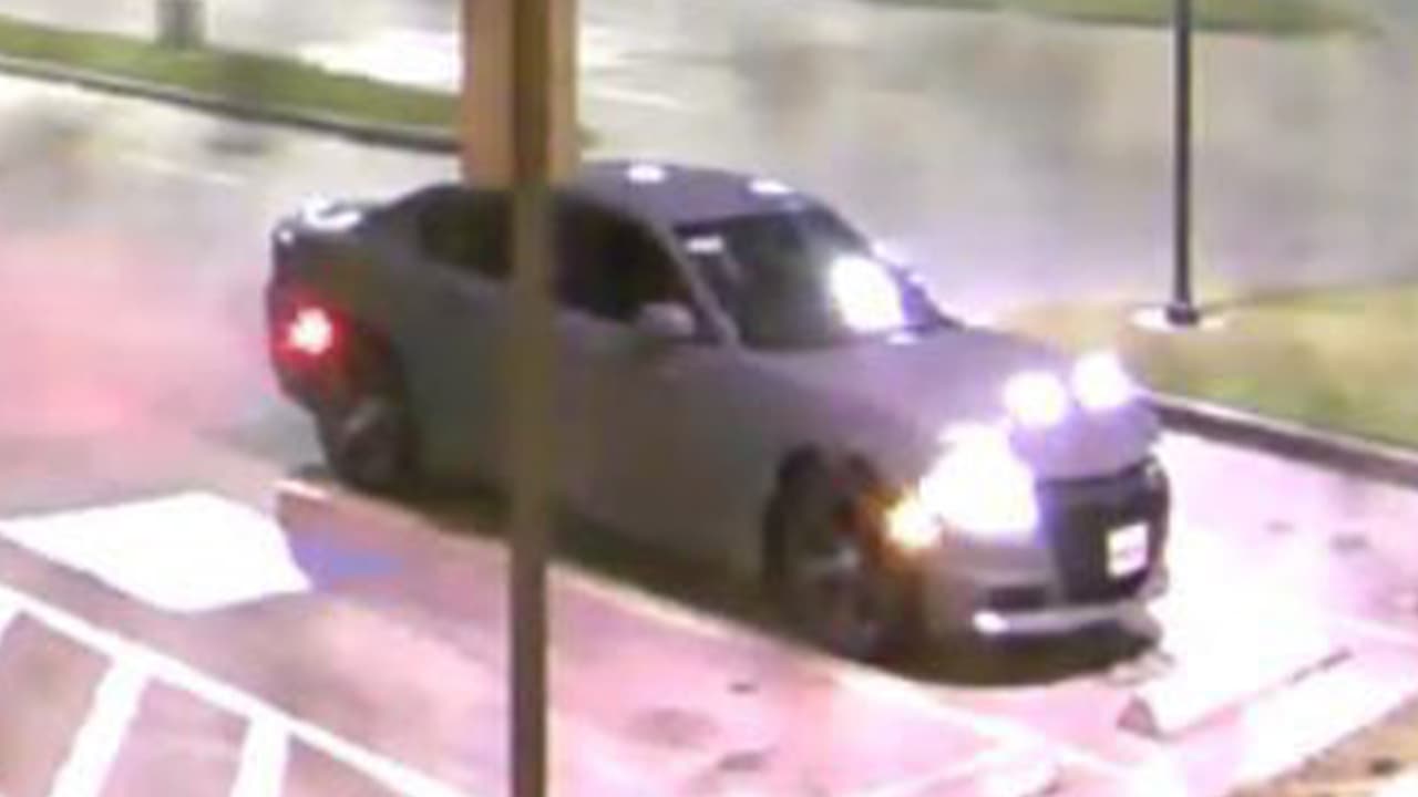 La mujer esperaba que la dejaran entrar al restaurante, cuando un hombre salió de un automóvil Dodge Charger, del lado del pasajero y le preguntó si el restaurante estaba abierto.