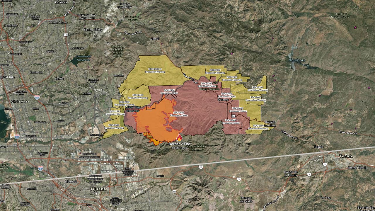 <b>Border 2 Fire</b>
<br>Comenzó cerca de la 1:58 p.m. del pasado jueves 23 de febrero en el área de Otay Mountain Wilderness, donde en tres días creció de 566 hasta
<b> 6,625 acres devastados.</b> Actualmente hay ocho zonas cercanas al fuego bajo órdenes obligatorias de evacuación, mientras que otras 13 áreas se mantienen bajo advertencia. Al menos 2,169 estructuras están bajo amenaza del fuego, mientras que la contención está en un 10%.
<br>
<br>Se ha establecido un centro de evacuación en Cuyamaca College, 900 Rancho San Diego Parkway, El Cajon.