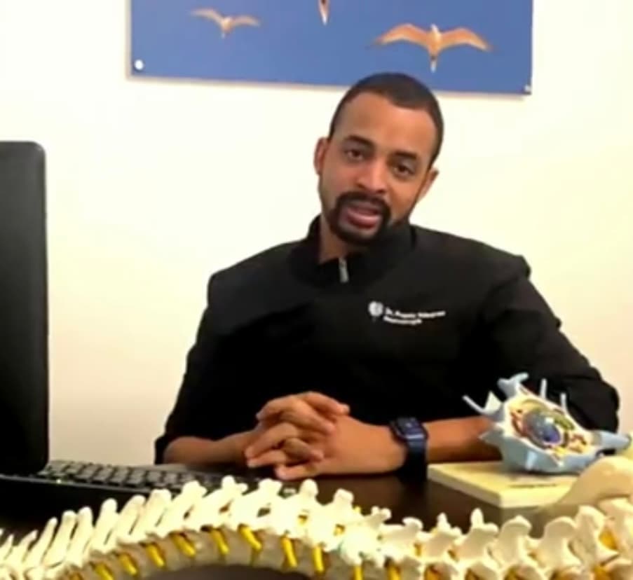 “Se trata del Síndrome de Pitt- Hopkins, el cual rara vez se hereda de padres a hijos, sino que se genera una mutación en el gen, provocando una discapacidad intelectual importante; a veces incluso pueden entrar en el espectro autista”, explica el neurólogo dominicano, Franly Vásquez.
<br>