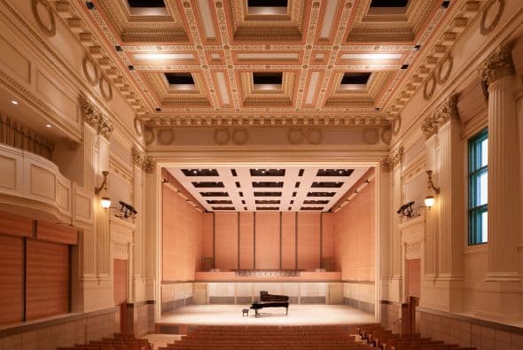 San Francisco Conservatory of Music - Está ubicado en el Civic Center de la ciudad y es parte fundamental de la Sinfónica y la "pera de San Francisco. Un impresionante tercio de los profesores del Conservatorio pertenecen a la famosa Sinfónica de San Francisco.