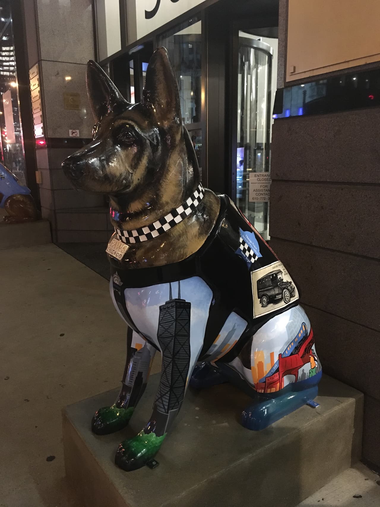 Y también ayudan a recaudar fondos para los programas de esterilización que ofrece la organización 'PAWS Chicago'.