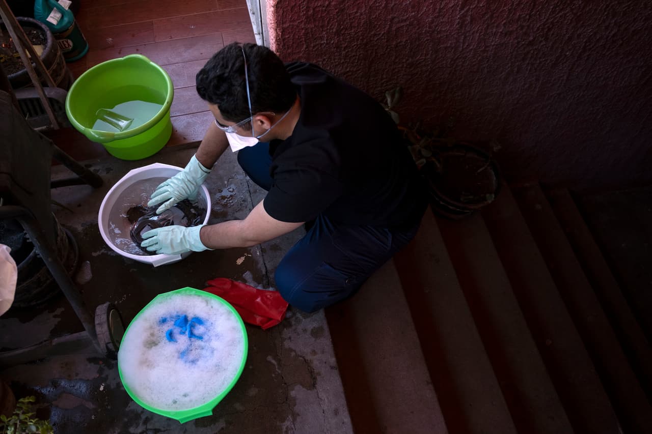 El proceso de desinfección de los equipos médicos de Camacho en el balcón de su hogar. Algunos trabajadores médicos como Graciela Gimenez, empleada en el Instituto Mexicano del Seguro Social de Tijuana, han decidido mudarse temporalmente de sus casas para evitar contagiar a familiares vulnerables.