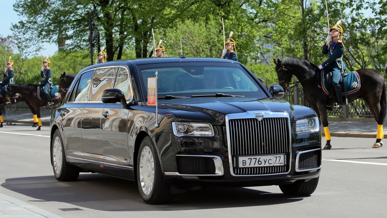 No hay manera de saber cuán pronto veremos el Aurus Senate en Estados Unidos, o 
<b>si alguna vez</b> llegaremos a ver alguno. Mientras tanto podremos ver su parrilla en el Rolls-Royce Ghost, y sus faros y su silueta en los miles de Chrysler 300 que desde hace más de una década circulan por la nación.
