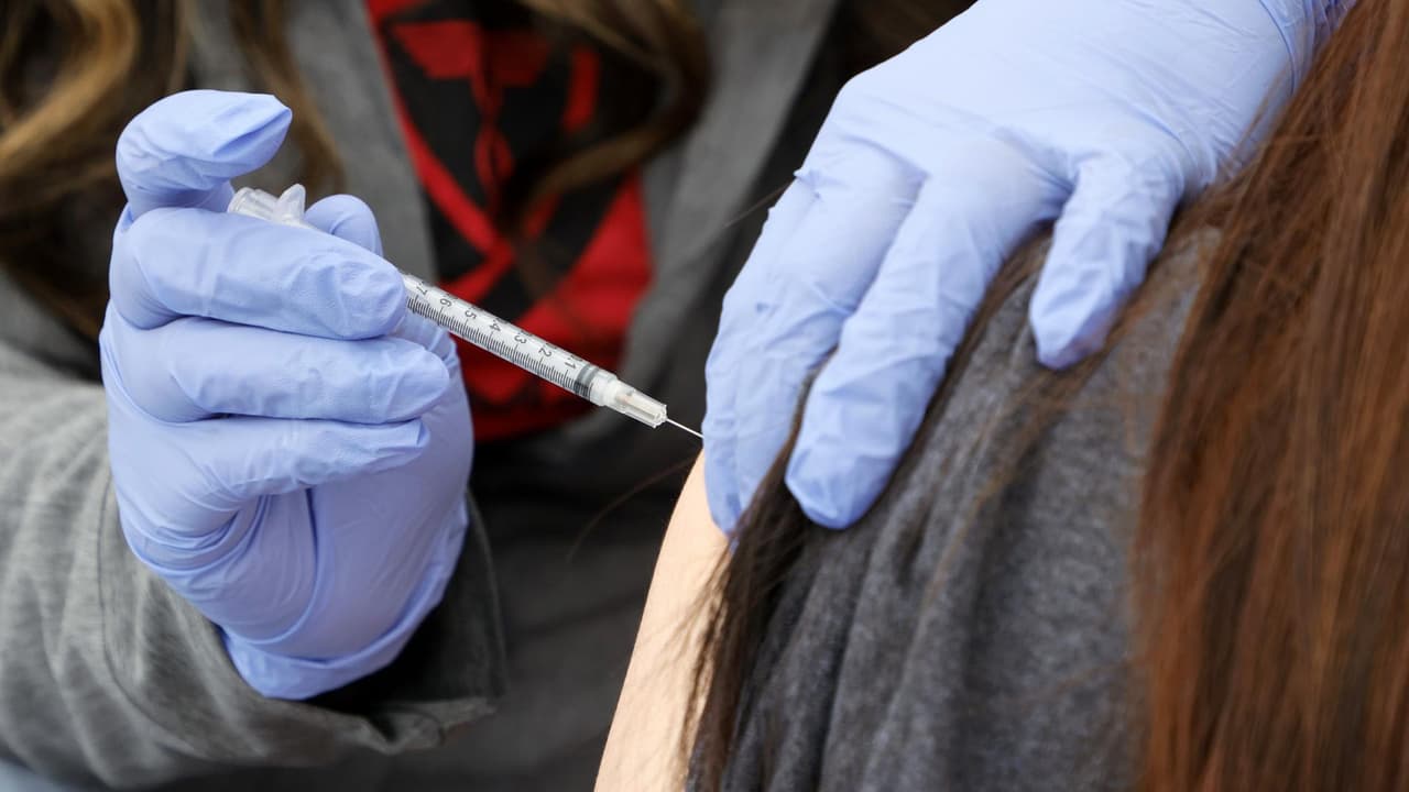 Por qué algunos se están poniendo una cuarta (y hasta una quinta) dosis de la vacuna si las autoridades no lo han autorizado