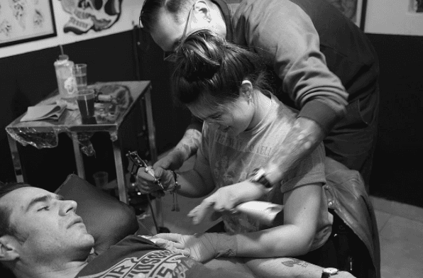 A 
<b><a href="http://www.univision.com/temas/jorge-poza">Jorge</a></b> le encantan los tatuajes, y esta vez dejó que su hija dejara su marca en uno de ellos: "Aprendiendo a rayar en la piel de papa @jorgepoza @isra.northdivision", escribió Romina en su cuenta de Instagram con un video.