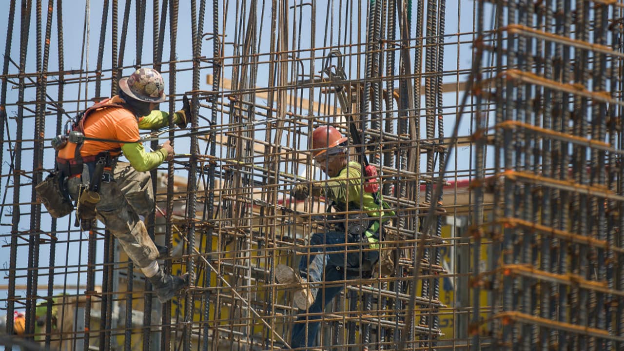 <b>En video. <b>¿De qué trata el plan integral de trabajo anunciado por el presidente Biden? </b></b>
<br>
<br>De acuerdo con Víctor Bujanda, senior VP de Banorte Securities, el plan del presidente Biden se enfoca primordialmente en grandes proyectos de infraestructura, como por ejemplo aeropuertos, caminos y puentes, entre otros. En relación con el empleo que se pueda generar, el experto precisa que "estos proyectos utilizan gran cantidad de mano de obra".