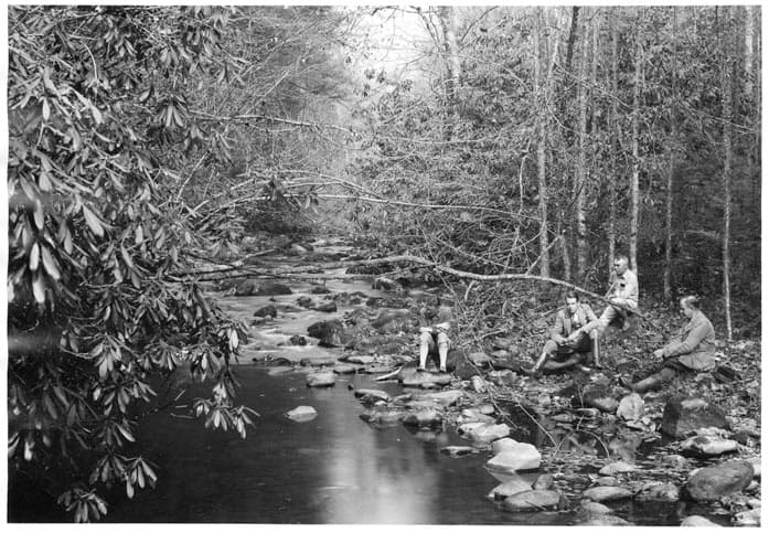 Una inspección preliminar en 1931 para definir los límites de lo que luego sería el Parque Nacional Great Smoky Mountains que se inauguró tres años más tarde. La foto muestra el momento de descanso del equipo en Deep Creek en Carolina del Norte.
