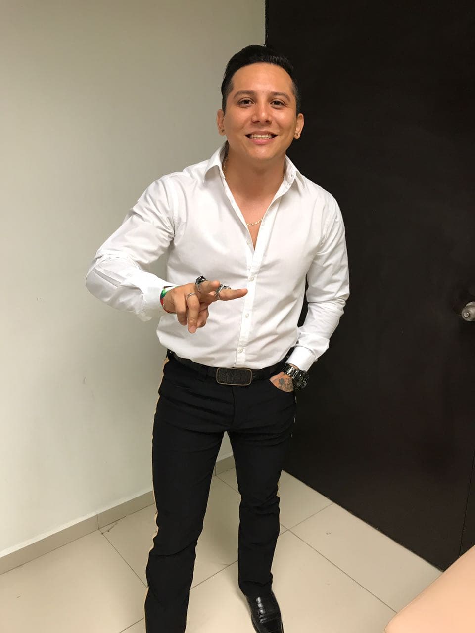 Edwin Luna, líder de La Trakalosa y uno de los principales organizadores de 'La guerra de bandas', arribó feliz a la Arena Monterrey.
