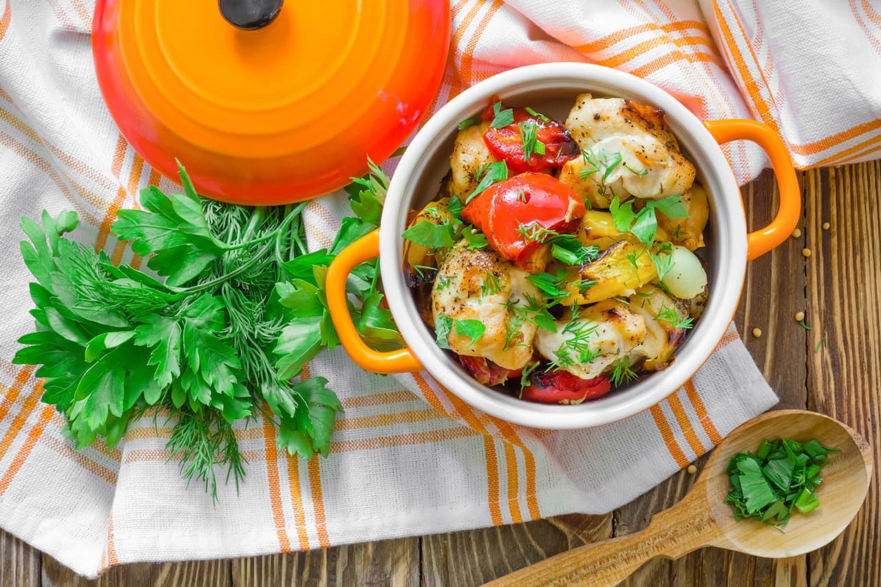 Un tip más: al usar las hierbas luego de cocinar, cuando los platillos ya están listos, sacarás mejor provecho de su exquisito sabor, aseguró Termini. Recuerda consultar a un experto en salud antes de implementar cambios en tu alimentación.