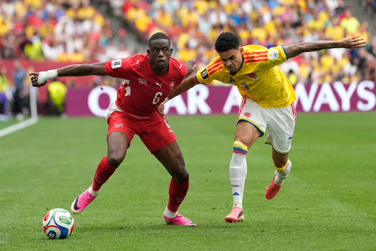 El suizo Denis Zakaria (izquierda) y el colombiano Luis Díaz disputan el balón durante el partido de octavos de final de la Copa del Mundo entre Suiza y Colombia en Vancouver, Columbia Británica, el martes 7 de julio de 2026.