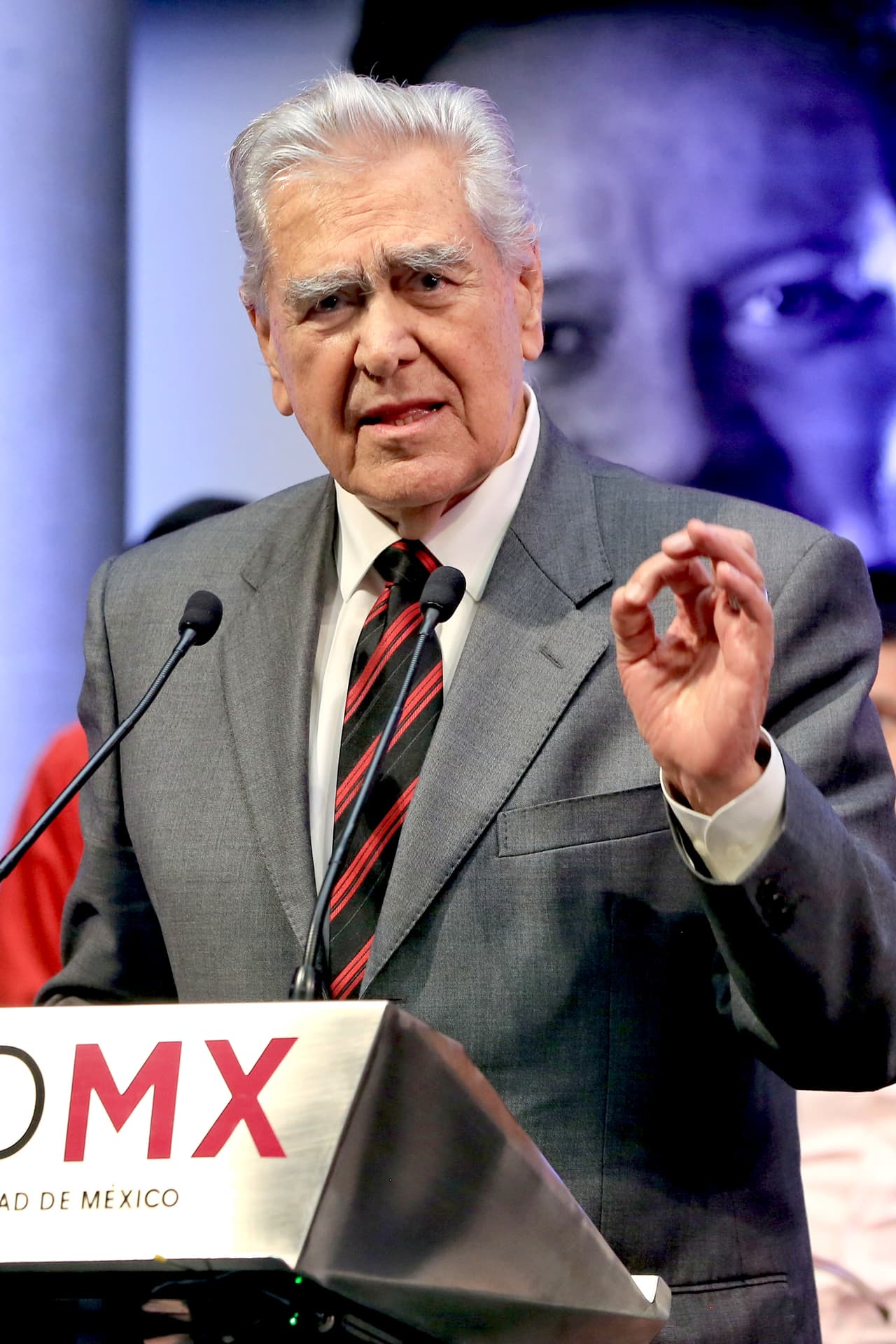 Don Eric del Castillo dice no estar cerrado a la idea de no vacunarse, pues dejó claro que si en alguna producción o proyecto le solicitan vacunarse, lo hará.