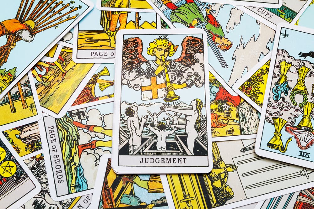 Aunque cada carta de la baraja del tarot es muy compleja y puede tener significados más particulares, como puedes notar con esta guía de la numerología, puedes ir relacionando cada número del 1 al 10 con algo que simbolice o se equipare en la 'aventura' del lector y así irte aprendiendo mejor qué quiere decir cada carta.