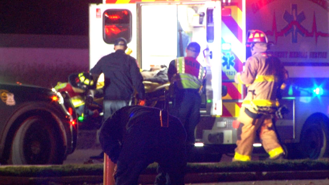 Según un sargento de la policía, el vehículo de los repartidores chocó contra la reja de un estacionamiento y se detuvo antes de impactarse contra un edificio.
