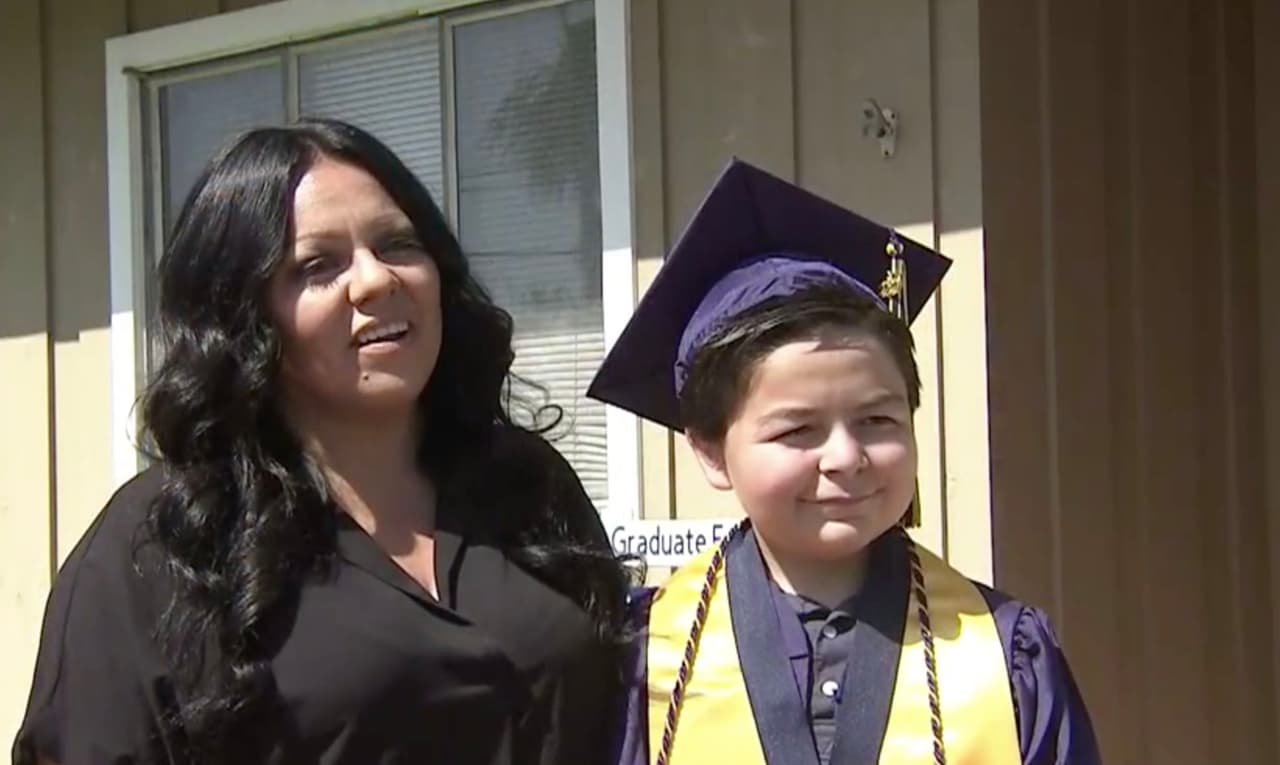 Estudiante hispano de 13 años se gradúa con cuatro títulos de técnico universitario en dos años