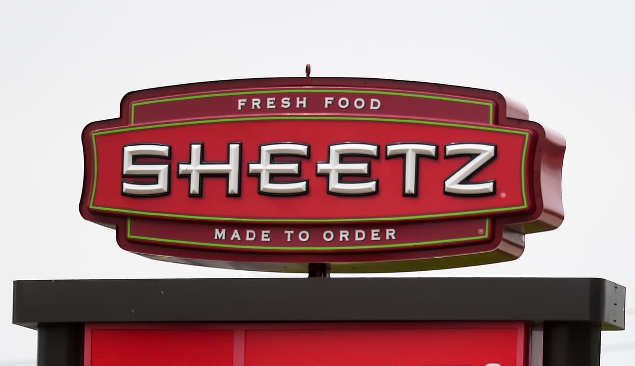 <b>Sheetz</b>
<br>
<br>Esta cadena tiene 600 estaciones de gasolina que ofrecen comida rápida en sus tiendas de conveniencia. Ofrece a sus empleados hasta 1,500 dólares al año en reembolso de matrícula y está asociado con 26 universidades y otras instituciones de educación superior. 
<a href="https://jobs.sheetz.com/"><u>También ofrece programas de becas para los hijos de los empleados</u></a>.